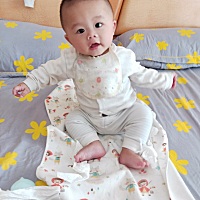 是不是自己的宝宝越看越觉得好看，但是心里真心觉得宝宝好可爱，脸蛋圆嘟嘟的，眼睛又大又圆