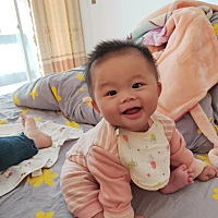 洗完澡后的宝宝最兴奋了，每次洗澡完都要逗别人陪他玩