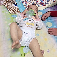 我儿子每天脱了衣服就疯一样的玩 又蹦又跳翻跟头。