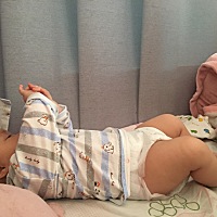 纯母乳喂养的宝宝，五个月多一点，已经第八天没有大便了，每天都有放屁，也喂过益生菌，是不是攒肚了？...