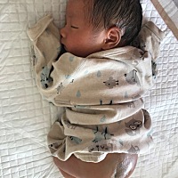 看圈里的娃都白白的，我家小妞咋这么黑呢，有点红屁屁，晾晾