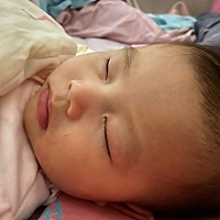 各位宝妈，你们是坚持科学育儿，还是听信老人家的，我女儿最近很晚睡，所以我家公说白天不要让她睡那么...