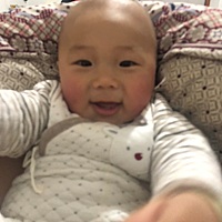 我宝宝刚露了点牙牙头，是不是有点晚呢，他外婆说他妈妈当年八个月才长牙，看来是随我呀