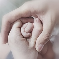 生完宝宝，由于初期是老人给带，一直没有给孩子侧睡，后来发现孩子的后脑勺睡的有些偏了，现在已经锻炼...