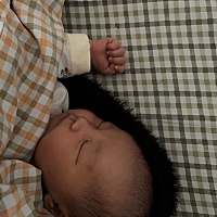 宝宝破腹产 一直吃母乳 母乳偏稀  最近两天吐奶严重 吃多少吐多少 吃完就拉 好累 脸上也长了湿疹