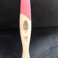 这样是不是怀孕了，本来今天来大姨妈的，没来就测了一下