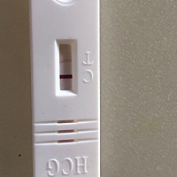 早上测出来是一条线，我以为没有怀孕，过几个小时后又看到一条不明显的线路显现出来了，是怀了还是没怀？