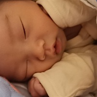 我家宝宝一开始羊水感染了，在儿科待了一周，那边都是奶瓶给他吃奶，现在回家了不愿意吸奶，每次不是很...