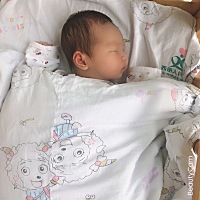 出生第五天了，除了吃就是睡，除了饿了和拉粑粑时哭闹，其它时候都蛮乖。