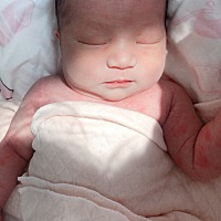 宝宝这两天不知怎么回事，大便有点拉黄水，平时都是母乳一天加上一两次奶粉，一开始以为是我吃水果的原...