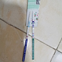 月经推迟3天，一直胸胀痛，有姨妈感觉就是不来，今早测了晨尿，一个两条杠，另一个白板，过了一会有浅浅杠