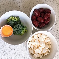 今天给十八做了手指食物，家里没有低筋面粉，因为纯母乳也没有奶粉，就用山药代替啦，红枣山药蒸糕，西...
