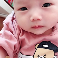 宝贝满月了，整整长了三斤，每天不哭不闹，真是个天使宝宝，