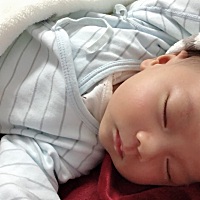 想到上个月你出生那酸爽，经过一个月被你折磨今天终于满月了，希望你能越来越好带，少折腾人