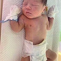 晚上9点开始轻微阵痛，到了十一点开始频繁起来就马上带着待产包宝宝东西去医院 到医院以后才开一指等到2...
