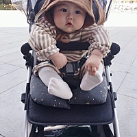 小十八现在已经习惯了，每天下午睡完午觉起来就要出门，反正在家怎么都不愿意，哼哼唧唧，放进婴儿车推...