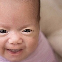 孩子出现大小眼的情况。一般多为生理性的不影响视力和生长发育，而有的情况则是病理性的，需要及时就诊...