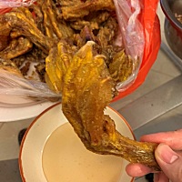 吃了3个鸭头，1个鸭爪，马上喝一杯菊花泡水，会热到宝宝吗？前几天连续吃两天泡面，痔疮发作了，…管不...