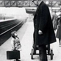 有位父亲从未辅导过孩子的功课，每天只和孩子聊10分钟，只聊五个问题，就完成了他的家庭教育： 1.学校有...