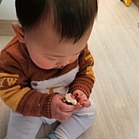 孩子一岁了，三个月开始就出门散步，也天天见陌生人，但就只喜欢跟其他小朋友玩，到现在都只有我跟阿姨...