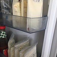 觉着好玩，化冻后的母乳什么样，欢迎来围观，前奶有乳铁蛋白，维生素，很多免疫抗体对大脑发育有益处，...