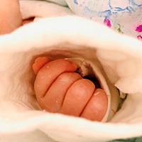 真的是很讨厌七大姑八大姨围着一个新生儿摸来弄去口水喷一脸