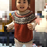 提花毛衣还差两个袖子，橘色已经织完没拍照，自己也是带娃没事干自学成才的，学会了其实还挺简单的，孰...