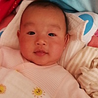 四个月的时候合着衣服称了16斤，可是小伙子脸上看不出来呀。最近晚上挺乖，好好睡觉，从出生到现在半夜...