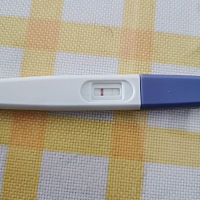 大家看看这是怀孕了吗？上个月15来的大姨妈，现在还没来，排卵后第十二天测的，有浅浅的印子，是怀孕吗？