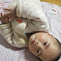 五个月了，有要翻身的结构哦，而且他的活动范围也扩大了！！