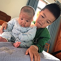 二个月宝宝纯母乳这两拉肚子，请问宝妈们吃什么好？怎么办？