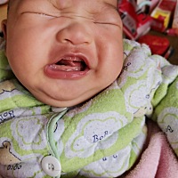 最近宝宝不知道怎么样了，老是哭，好像喉咙不舒服的样子，一哭二闹就老是呕心😣还吐奶，经常吃奶也呕...