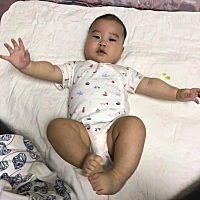 宝宝快五个半月了，长了四颗牙齿🦷，会正反两面翻身。最近已经给儿子添加辅食了，宝宝口味很好，希望...