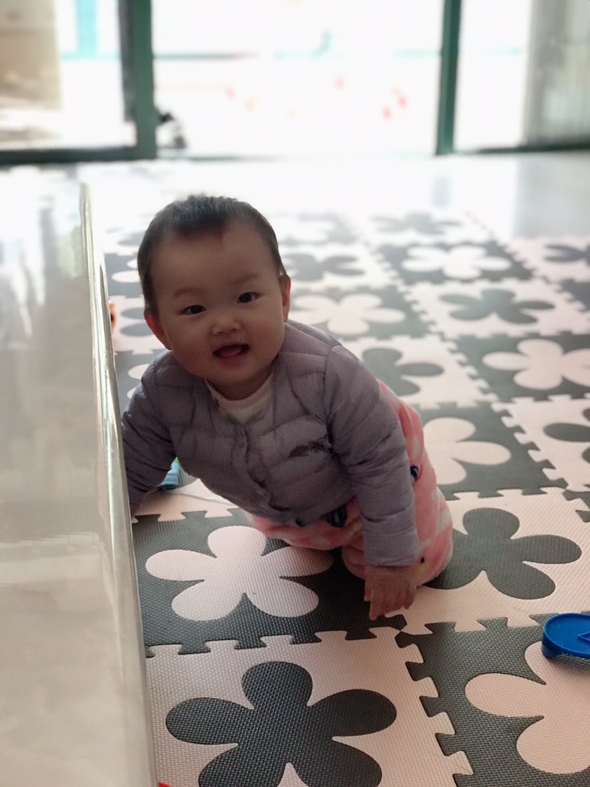 第一次想扶着东西想站起来、