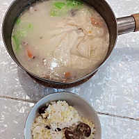 生完宝宝专注喂奶，每天想着怎么吃奶水才够宝宝一天所需！今天煮了鲫鱼丝瓜豆腐衣汤➕小米红枣饭