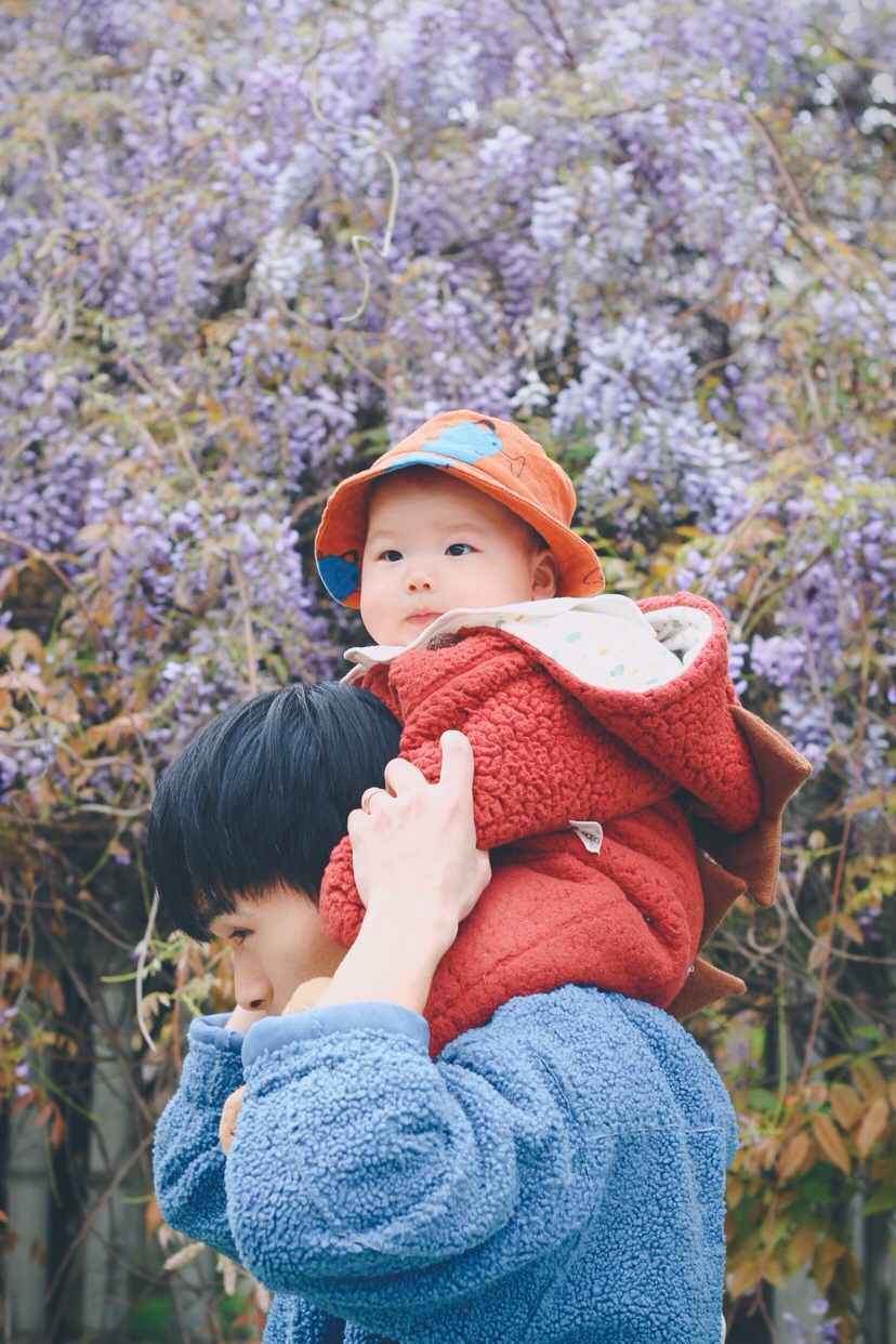 出门赏花啦，骑在粑粑脖子上～
