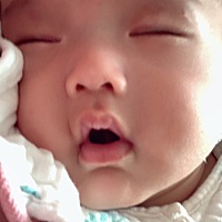 宝宝快三个月了，以前睡觉都要抱在手里哄睡着，现在婆婆让他躺在床上拍拍他就可以睡了，一开始有点不乐...