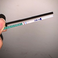 4月5日排卵的，今天第10天，大家帮我看看是不是有印，淡淡的粉色。还是试纸自带的😂😂