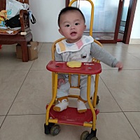 新买的椅子回来了，宝宝很喜欢坐😘