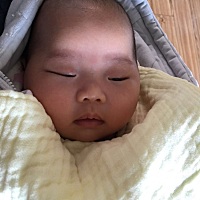 要好好夸夸我的乖宝宝😘😘   在月子里晚上就四个小时吃一次奶，当时老怕饿着她了，就两个小时叫醒吃...