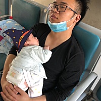 有幸遇见一个好老公  晚上为了让我好好休息 睡前我吸好奶放冰箱 晚上他起来热奶 换尿不湿 白天做饭  带...