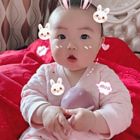 每天大晚上非要醒一个小时陪你玩～玩累了再睡～你爸比就知道睡 震天响的哭声也喊不醒死猪一样的爸比 真...