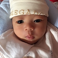 婆婆和祖祖都觉得她冷，我想说的是她手心后背都在冒汗了，都说了小孩子不怕冷非说小孩无6月，给她穿一件...