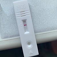 第一张是早上测的早早孕感觉有那么一丝丝双杠，晚上测了又全白板，第二张是刚测的排卵试纸，还有三天来...