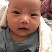 一晃我们满月了🌕，现在每天早上起来都很开心，咿咿呀呀的能和麻麻聊一会了，看着你可爱的样子，妈妈...