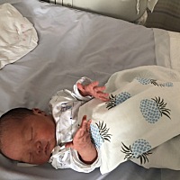 我们是个着急的小宝宝 整37周出生 6斤2两2 母子平安 真的很会疼妈妈 特别听话