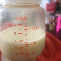 要哭了，前几天都放弃吸奶器了，就想着反正不多，就只要宝宝不哭就坚持亲喂吧，今天看到一个pp追奶，就...