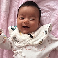 白天吃奶时吃着吃着一下子把头甩一边不吃了，乳房里还有奶也不吃了，一个小时后就哭着要吃，一天一次大...