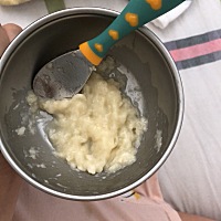 从6个月开始加辅食到今天7个月了。依然是一天一次一勺，刚开始一个礼拜，一勺能勉强吃完。后来只能吃半...