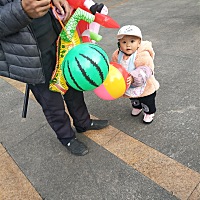 小宝贝一岁多了，出来玩会要玩具了，天气很，